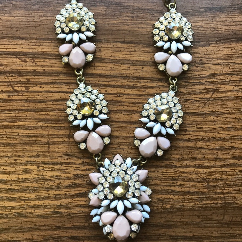 Light pink/white necklace